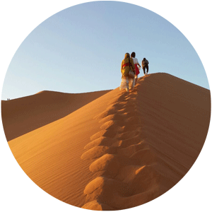 Wüste mit Menschen, Yoga Wüstenreise